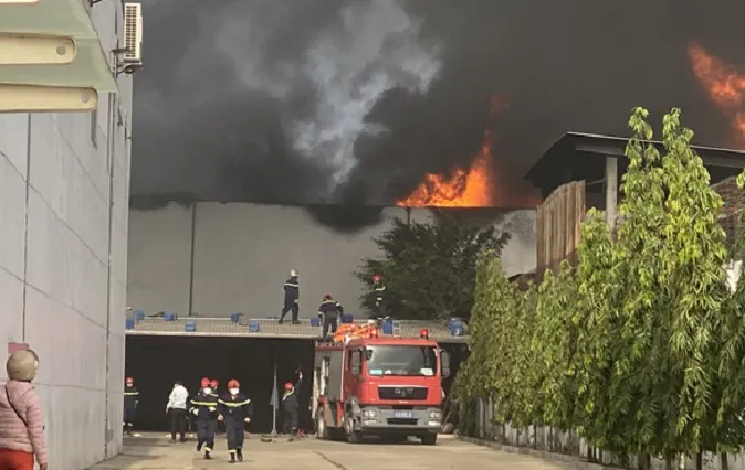 Đà Nẵng: Cháy lớn tại công ty nhựa 1