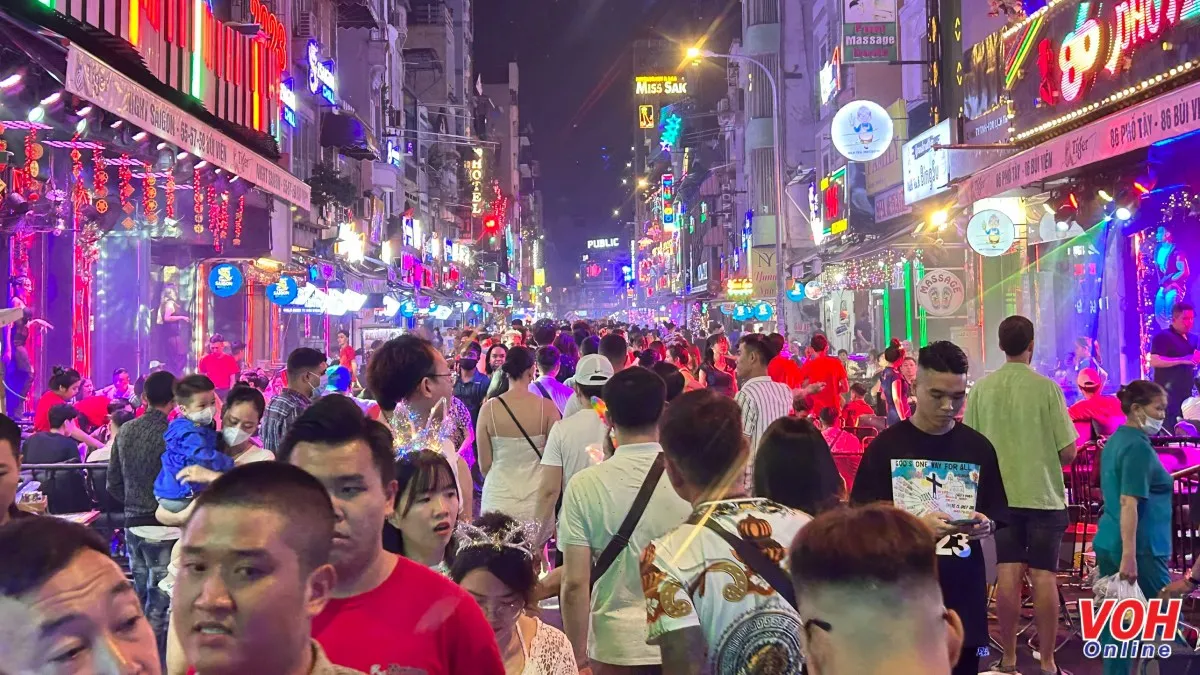 Đón năm mới 2023, giới trẻ Sài thành 'quẩy' thâu đêm tại phố Tây