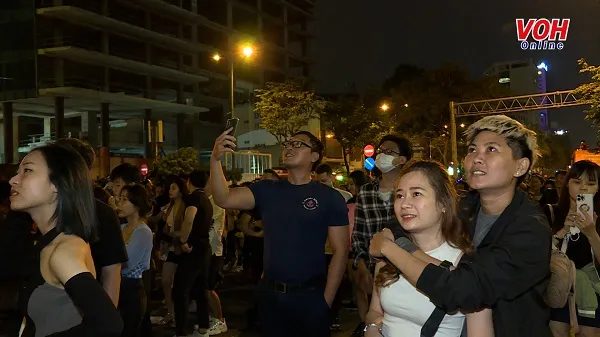 Hàng ngàn người dân đổ về trung tâm thành phố xem pháo hoa đón năm mới 2023 3