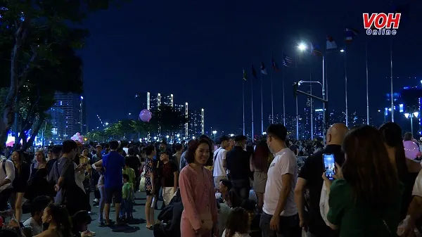 Hàng ngàn người dân đổ về trung tâm thành phố xem pháo hoa đón năm mới 2023 1