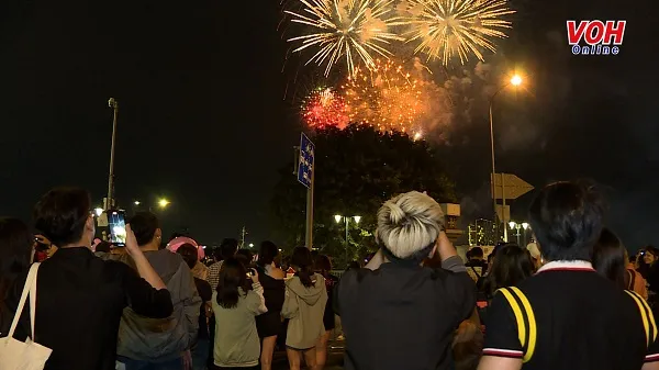 Hàng ngàn người dân đổ về trung tâm thành phố xem pháo hoa đón năm mới 2023 5