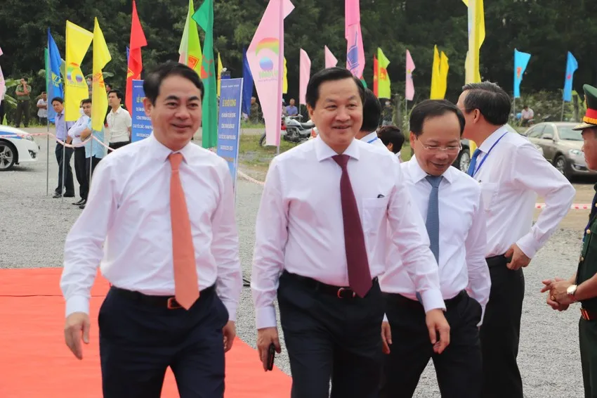 Phó Thủ tướng Chính Phủ Lê Minh Khái đến dự Lễ Khởi công tại điểm cầu Hậu Giang