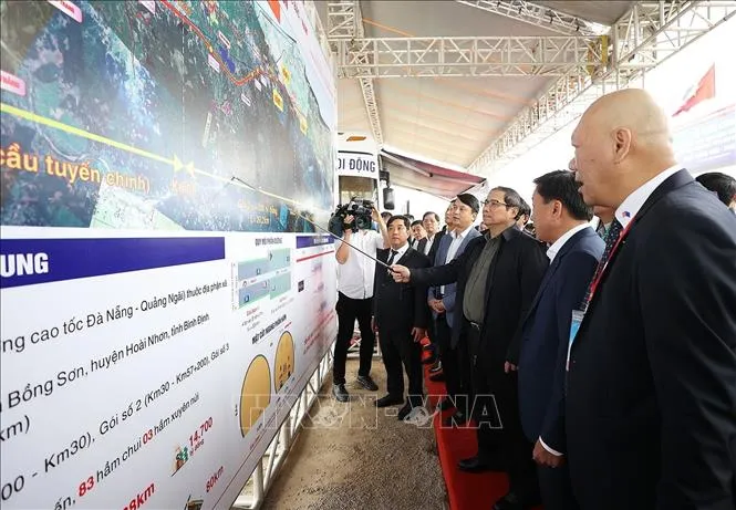 Thủ tướng Phạm Minh Chính nghe báo cáo dự án đường bộ cao tốc Bắc-Nam phía Đông đoạn Quảng Ngãi - Hoài Nhơn. 