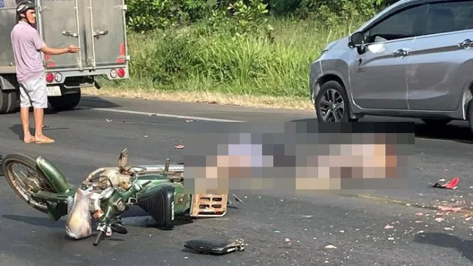 Hai xe máy va chạm, 2 người ngã xuống đường bị xe tải cán tử vong 1