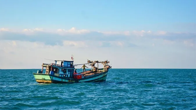 Khẩn trương tìm kiếm 2 thuyền viên mất tích trên biển Bình Thuận 1