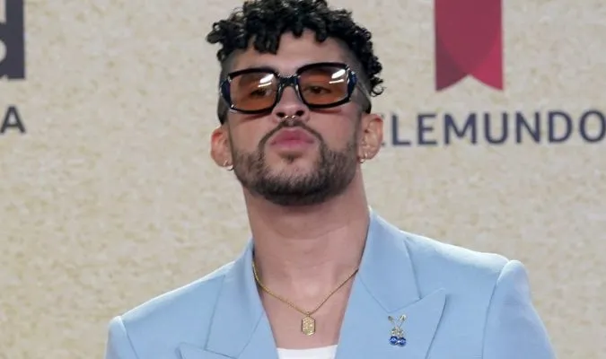 Nam rapper vướng tranh cãi vì ném điện thoại fan xuống nước 3