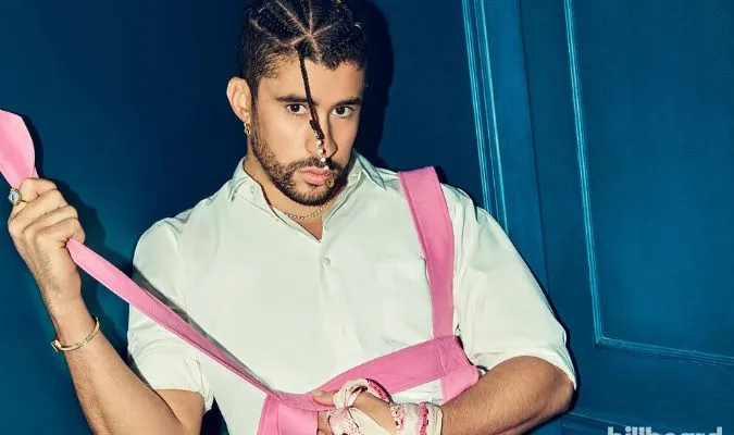 Nam rapper vướng tranh cãi vì ném điện thoại fan xuống nước 1