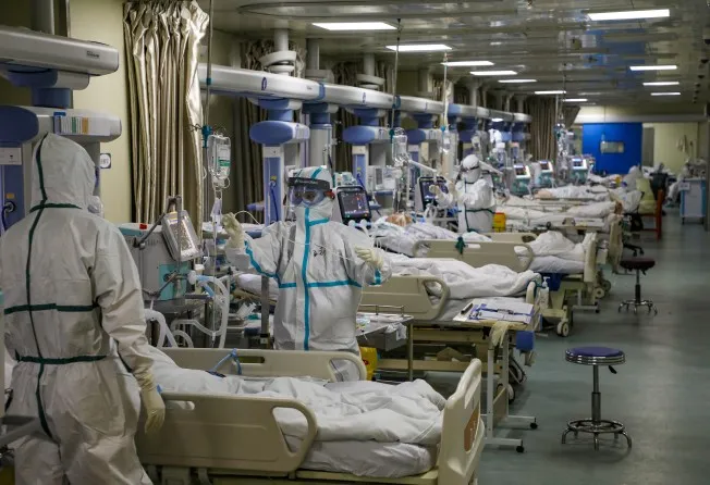 Nhân viên y tế chăm sóc bệnh nhân Covid-19 tại một bệnh viện ở Vũ Hán. Ảnh: Reuters 