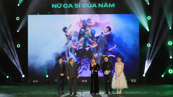 Lễ trao giải Làn Sóng Xanh 2022: Trúc Nhân và Hoàng Thùy Linh thắng giải Ca sỹ của năm 2