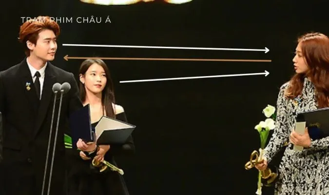 Khoảnh khắc khi tình cũ - tình mới Lee Jong Suk chạm mặt trên sân khấu 2