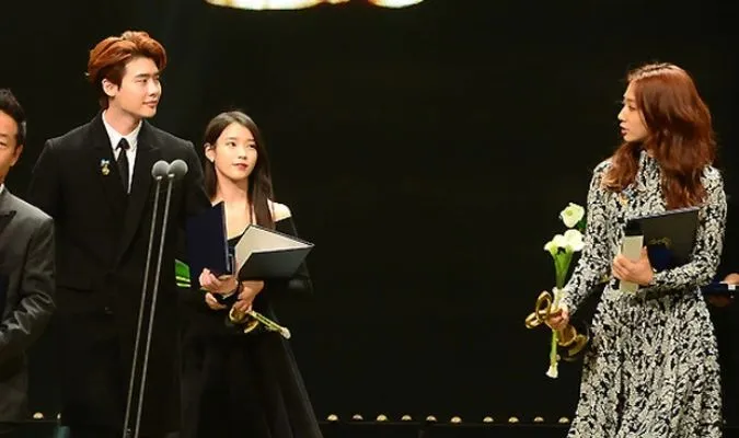 Khoảnh khắc khi tình cũ - tình mới Lee Jong Suk chạm mặt trên sân khấu 1