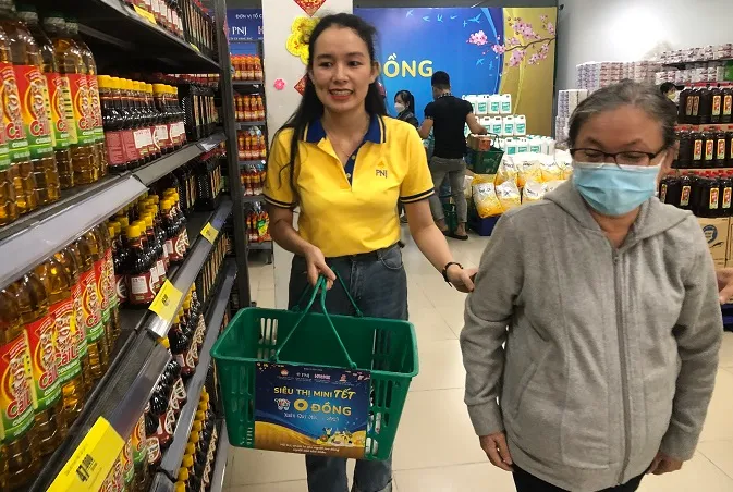 Quận Bình Tân: Nữ công nhân vui mừng mua sắm Tết tại Siêu thị mini 0 đồng 1