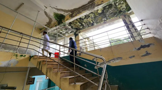 Cận cảnh Trung tâm y tế ở Đà Nẵng xuống cấp, rêu mốc mọc đầy bên giường bệnh 2