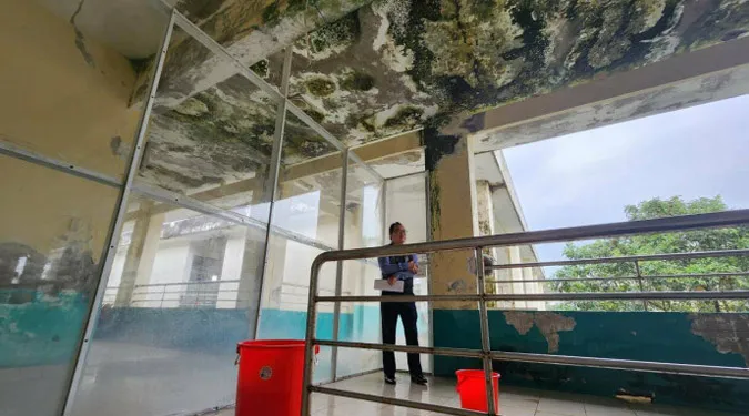 Cận cảnh Trung tâm y tế ở Đà Nẵng xuống cấp, rêu mốc mọc đầy bên giường bệnh 5