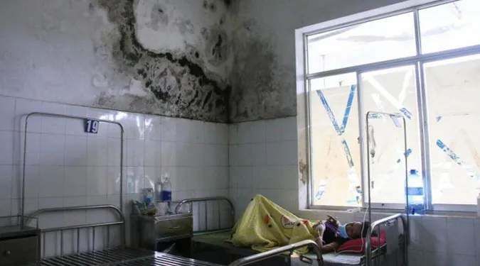 Cận cảnh Trung tâm y tế ở Đà Nẵng xuống cấp, rêu mốc mọc đầy bên giường bệnh 6