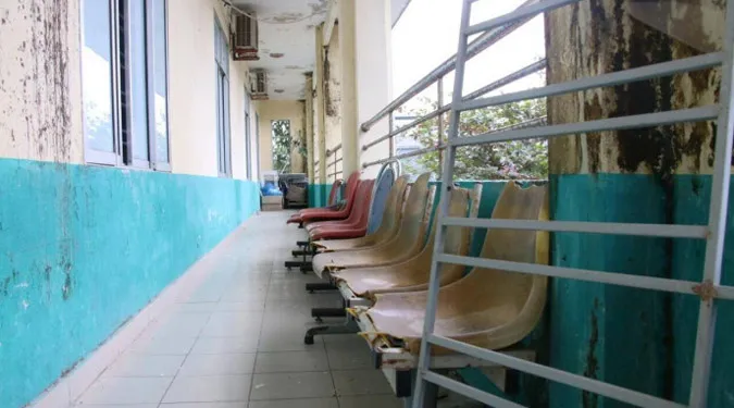 Cận cảnh Trung tâm y tế ở Đà Nẵng xuống cấp, rêu mốc mọc đầy bên giường bệnh 8