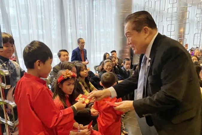 Thượng nghị sỹ Victor Oh tặng quà mừng tuổi cho các cháu là con em cộng đồng người Việt.