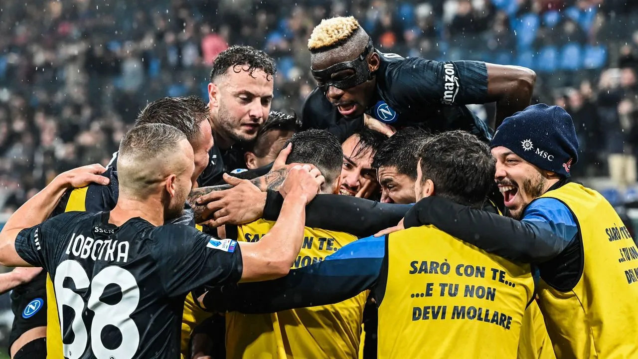 Serie A: Roma níu chân Milan, Napoli củng cố ngôi đầu