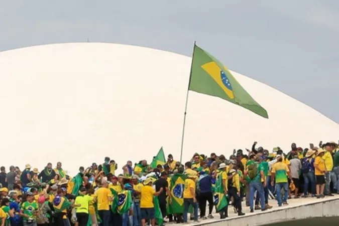 Những người ủng hộ cựu Tổng thống Brazil Jair Bolsonaro xông vào tòa nhà Quốc hội tại Brasilia ngày 8/1/2023. (Ảnh: AFP/TTXVN)