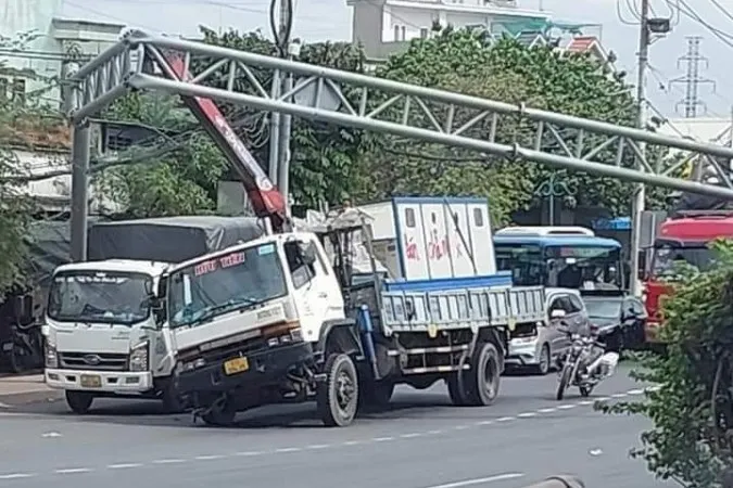 Chiều 12/1: Cuộn giấy đè nát xe ôtô con trên cao tốc TPHCM – Trung Lương 2