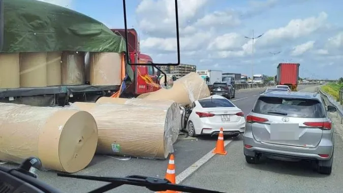 Chiều 12/1: Cuộn giấy đè nát xe ôtô con trên cao tốc TPHCM – Trung Lương 1