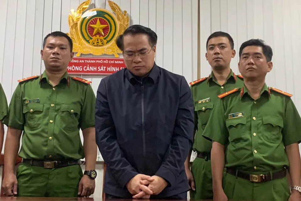Ông Đặng Việt Hà, Cục trưởng Đăng kiểm Việt Nam, nghe đọc lệnh bắt tạm giam