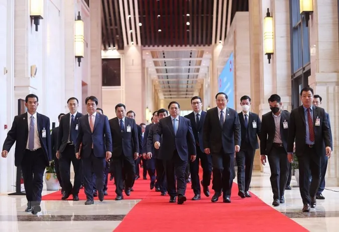 Thủ tướng Phạm Minh Chính và Thủ tướng Lào Sonexay Siphandone đến dự kỳ họp. 