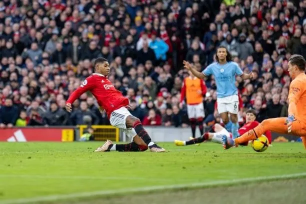 Man City cay đắng thua ngược MU vì luật “việt vị” mới