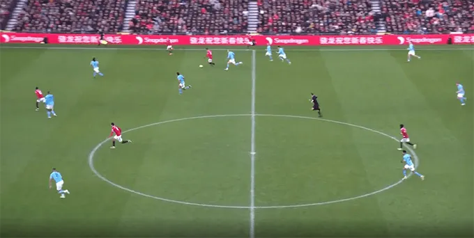 Man City cay đắng thua ngược MU vì luật “việt vị” mới