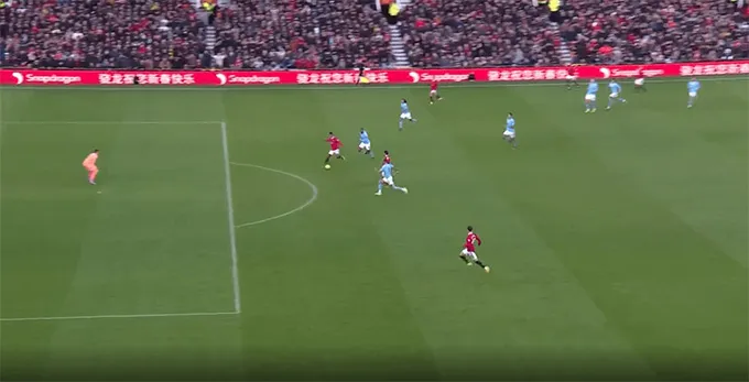 Man City cay đắng thua ngược MU vì luật “việt vị” mới