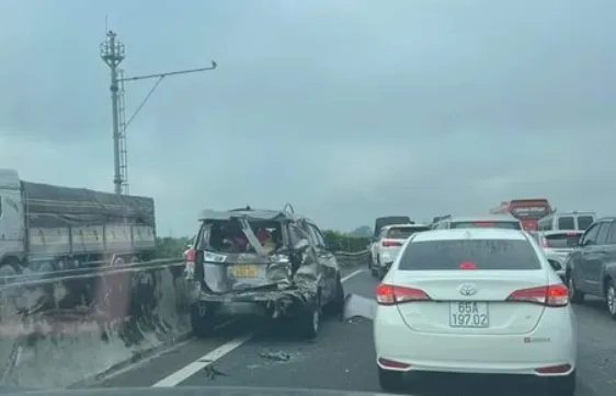 Cao tốc TP.HCM - Trung Lương kẹt xe kéo dài vì tai nạn giao thông liên tiếp 1