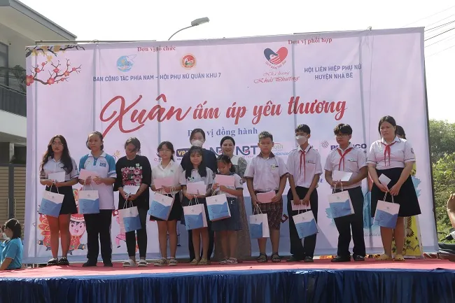 Xuân ấm áp, yêu thương đến với nữ công nhân xa quê và trẻ mồ côi 1