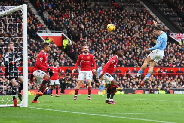 Man City cay đắng thua ngược MU vì luật “việt vị” mới