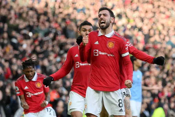 Man City cay đắng thua ngược MU vì luật “việt vị” mới