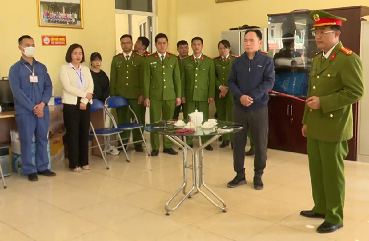  Cảnh sát khám xét Trung tâm đăng kiểm 26-01D. Ảnh: Công an cung cấp