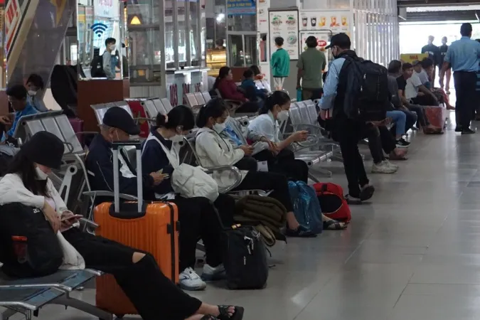 Khu ghế đợi làm thủ tục dành cho hành khác thưa thớt người, trống nhiều chỗ.