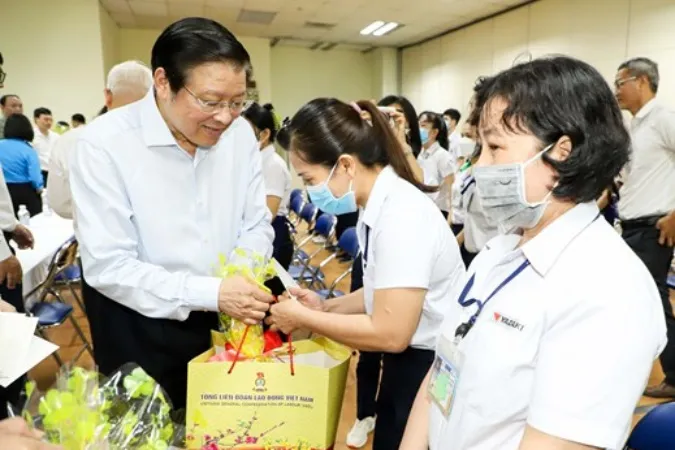 Trưởng Ban Nội chính Trung ương Phan Đình Trạc thăm hỏi, chúc Tết, tặng quà cho công nhân tại Bình Dương.