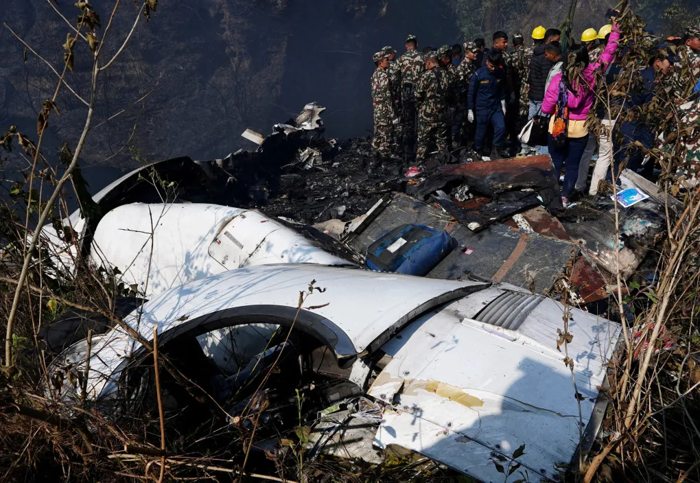 Lực lượng cứu hộ tại hiện trường vụ máy bay rơi ở Pokhara, Nepal, hôm 15/1. Ảnh: Reuters.