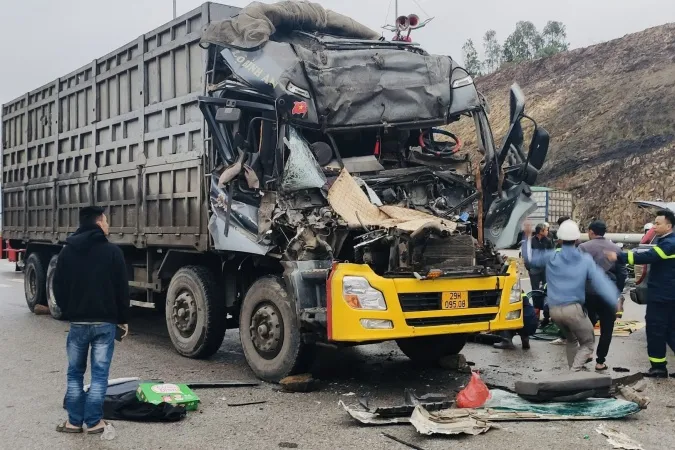 Giải cứu thành công tài xế mắc kẹt trong cabin xe tải 1