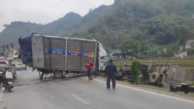 Tin tức tai nạn giao thông hôm nay 17/1/2023: 2 xe tải đối đầu nhau, 2 tài xế bị thương 1