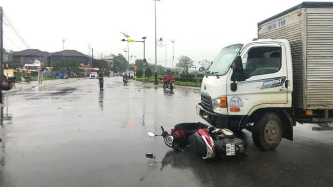 Tin tức tai nạn giao thông hôm nay 17/1/2023: 2 xe tải đối đầu nhau, 2 tài xế bị thương 2