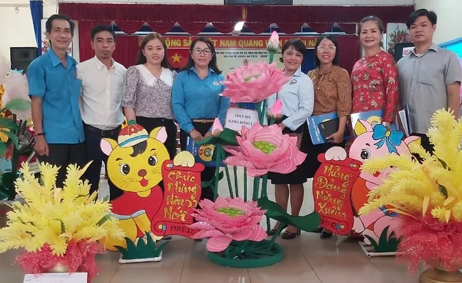 Tái chế các sản phẩm trang trí mừng Đảng, mừng Xuân 2023 1