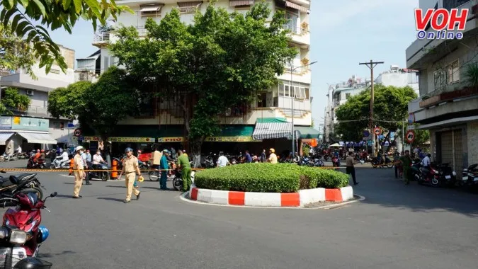 Sập cửa hàng tiện lợi ở quận 4, nhiều người bị đè, mắc kẹt 4