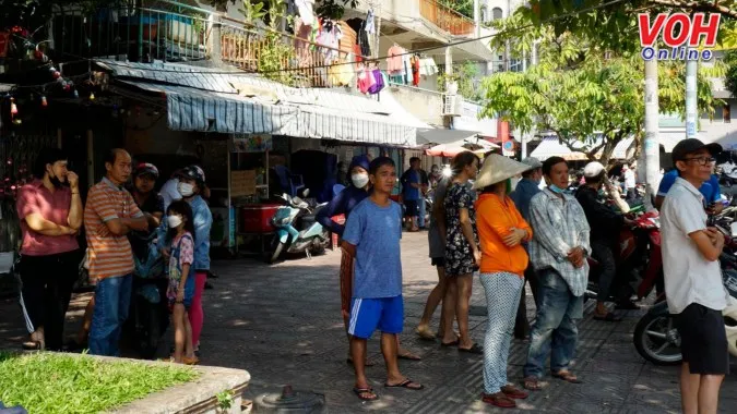 Sập cửa hàng tiện lợi ở quận 4, nhiều người bị đè, mắc kẹt 5
