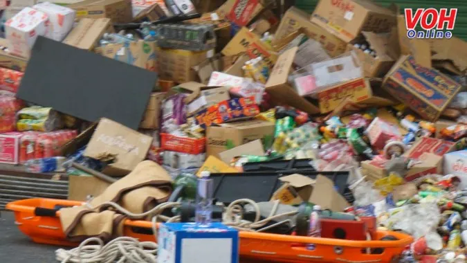 Sập cửa hàng tiện lợi ở quận 4, nhiều người bị đè, mắc kẹt 2