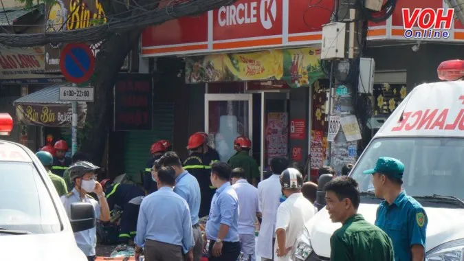 Sập cửa hàng tiện lợi ở quận 4, nhiều người bị đè, mắc kẹt 3