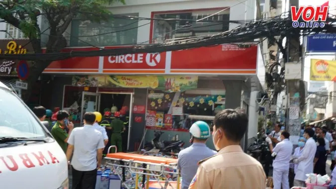 Sập cửa hàng tiện lợi ở quận 4, nhiều người bị đè, mắc kẹt 1