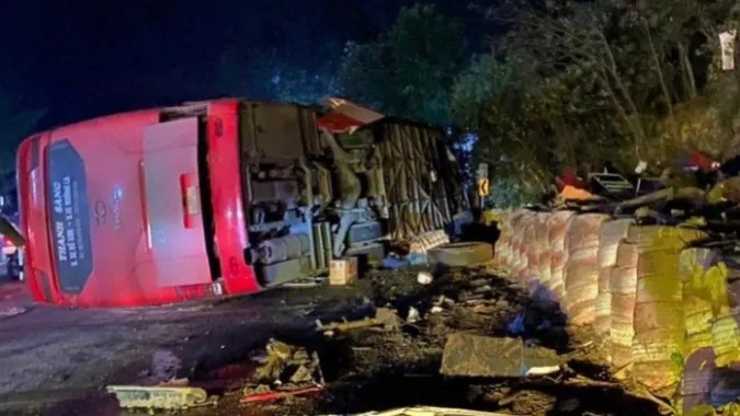 Xe khách va chạm 3 xe máy khiến 2 người chết, 19 người bị thương 1