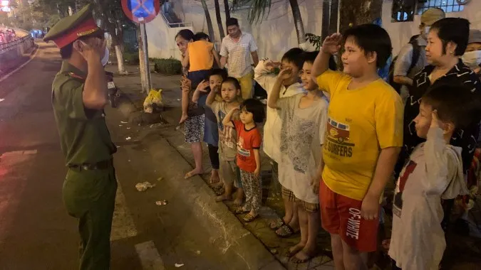 TPHCM: Tặng 300 phần quà và lì xì cho các em thiếu nhi cơ nhỡ 5