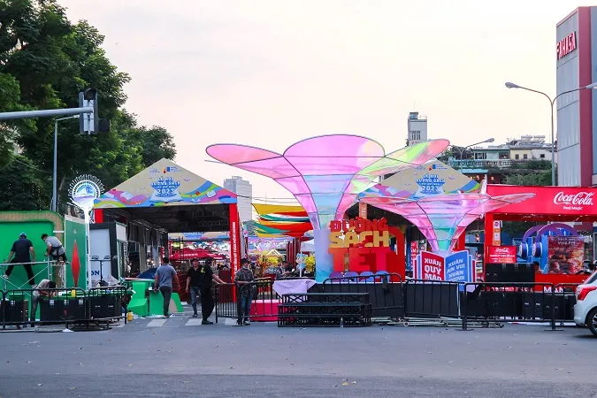 Tất bật những công đoạn cuối cho Lễ hội Đường sách tết Quý Mão 2023 1